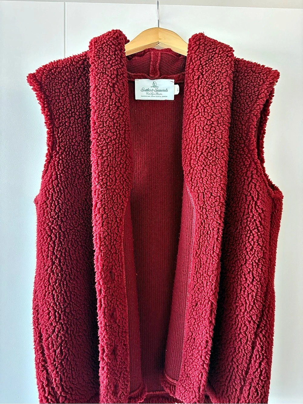 Suttles & Seawinds Plush Sherpa Vest in Red Size M-L.